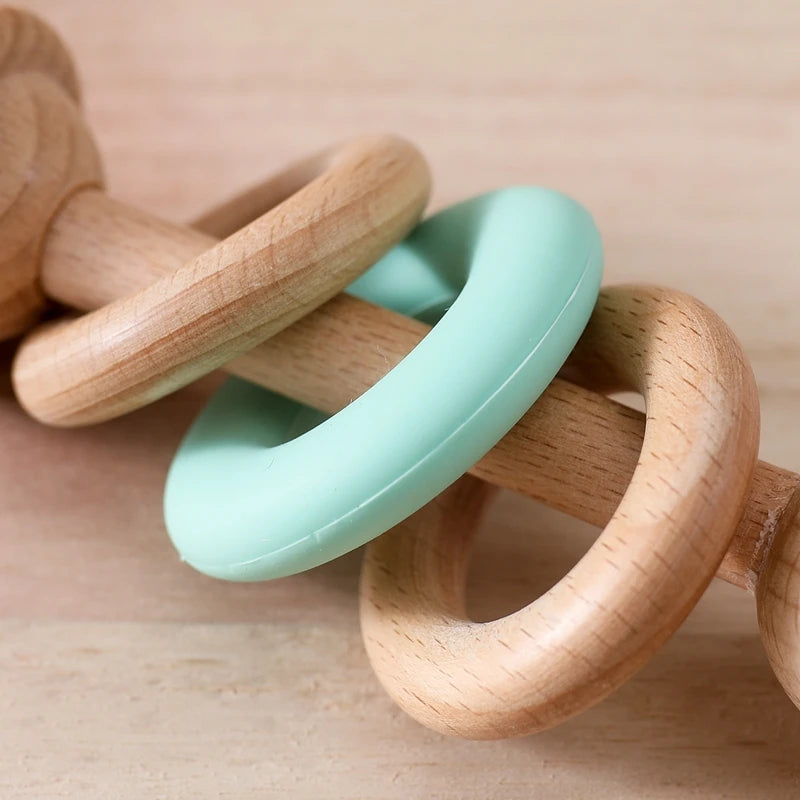 Hochet sensoriel en bois et silicone – jouet d’éveil 0–12 mois