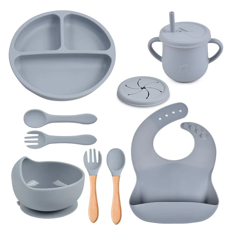 Set repas bébé 9 pièces – Assiette sourire, bol, tasse, bavoir, cuillère et fourchette bois | Silicone sans BPA