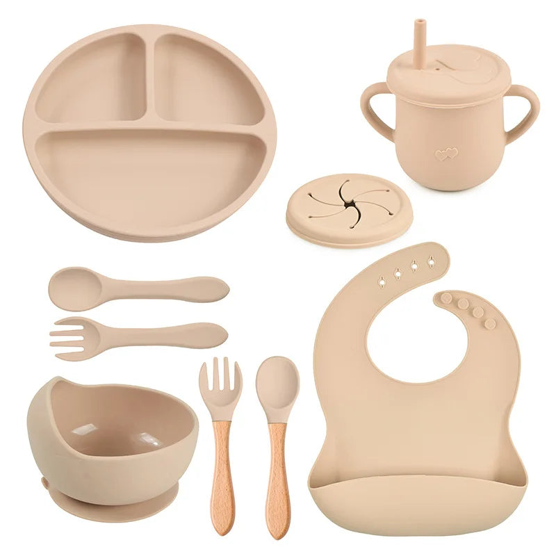 Set repas bébé 9 pièces – Assiette sourire, bol, tasse, bavoir, cuillère et fourchette bois | Silicone sans BPA