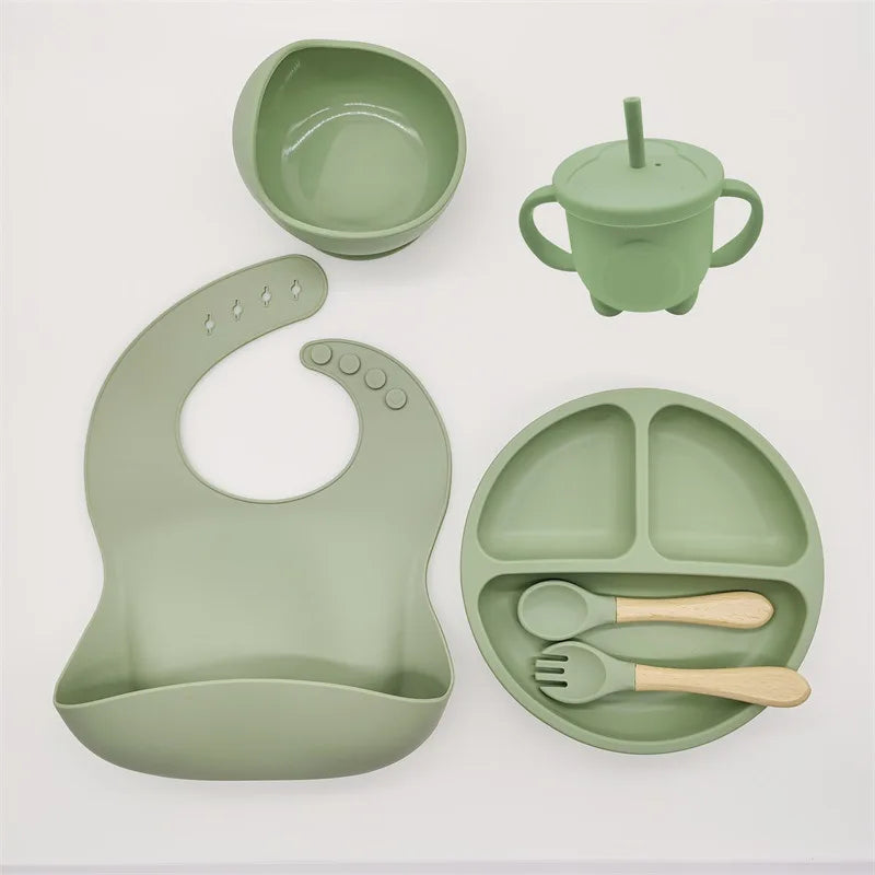 Set repas bébé 6 ou 8 pièces en silicone – Assiette ventouse, bavoir, tasse, couverts et paille | Sans BPA