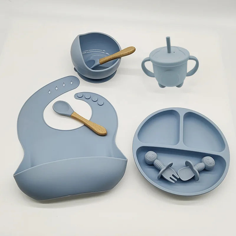 Set repas bébé 6 ou 8 pièces en silicone – Assiette ventouse, bavoir, tasse, couverts et paille | Sans BPA